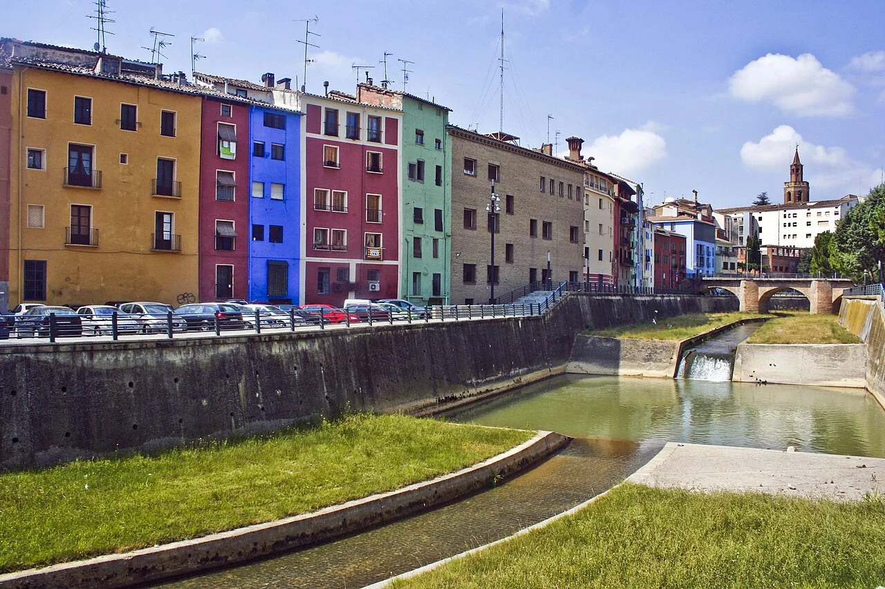 Río Vero y campanario de la catedral de Barbastro