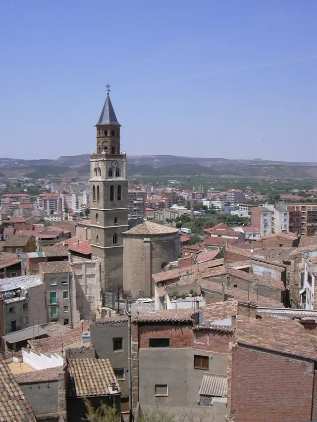 Vista del casco histórico de Fraga con la iglesia de San Pedro