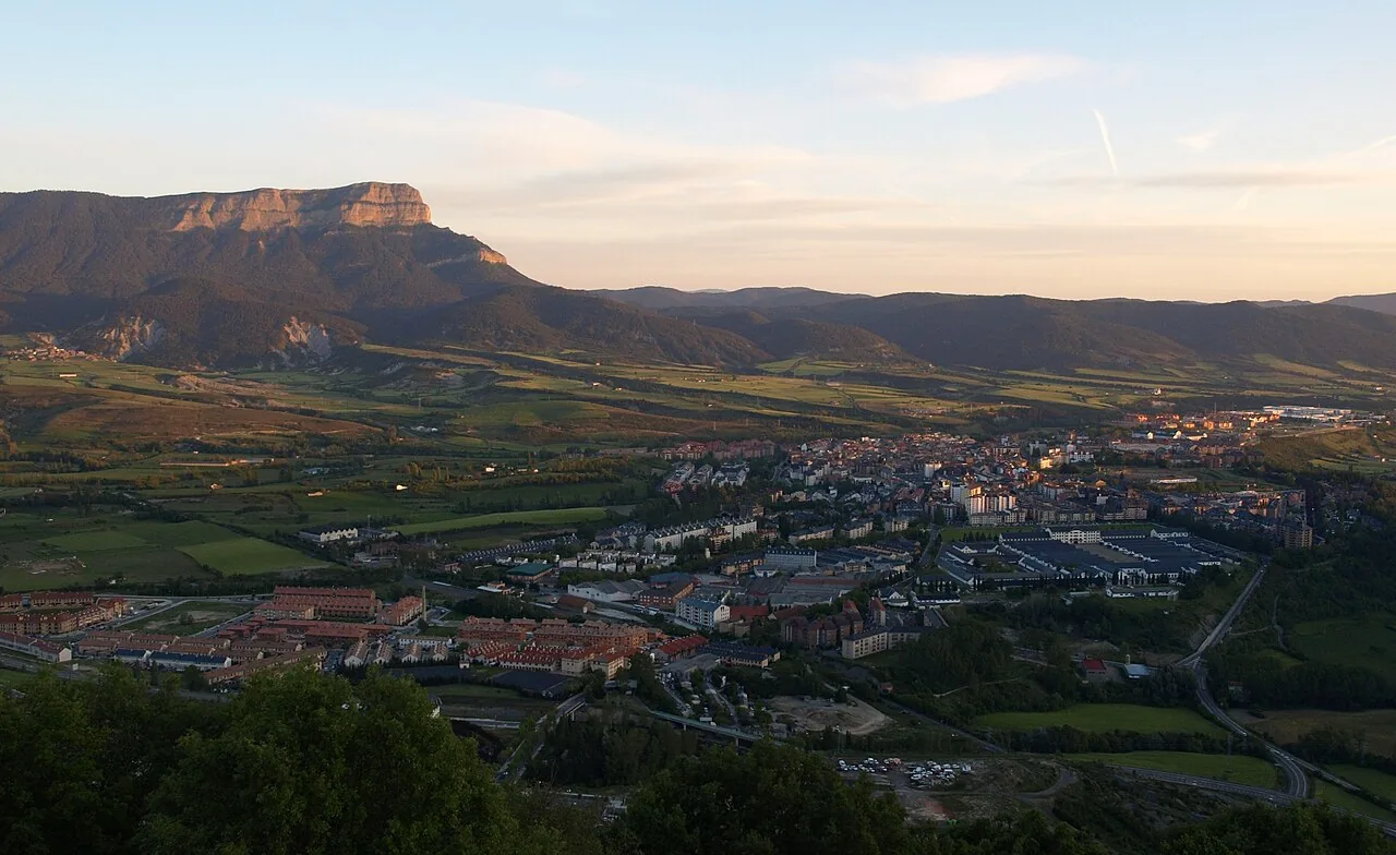 Vista panorámica de Jaca a los pies de la peña Oroel