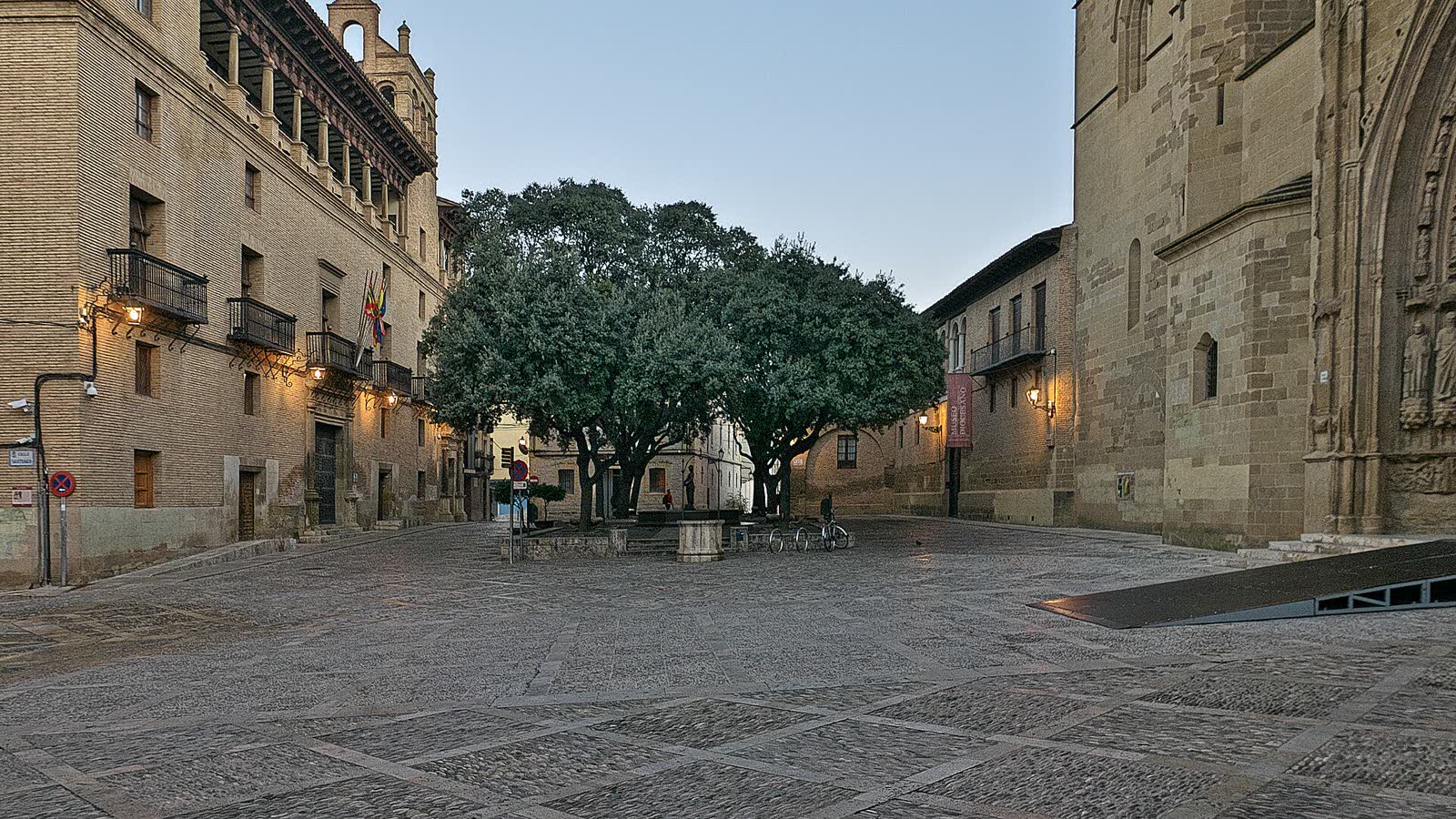 Plaza de la Catedral en el casco histórico de Huesca