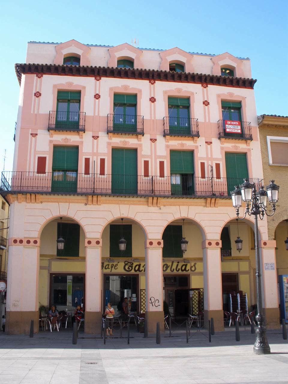 Otra vista de la plaza Luis López Allué con sus arcos