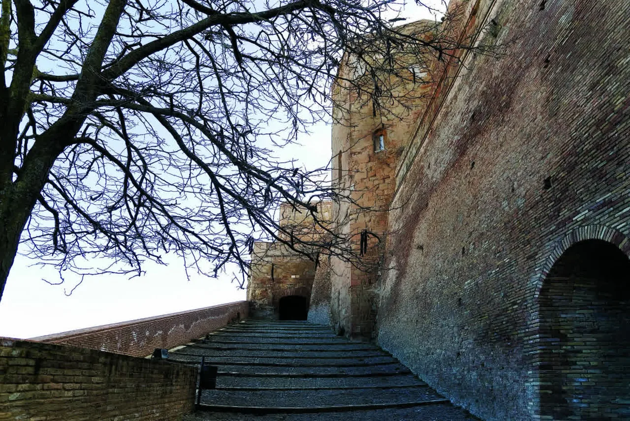 Rampa de acceso y murallas de ladrillo del castillo de Monzón
