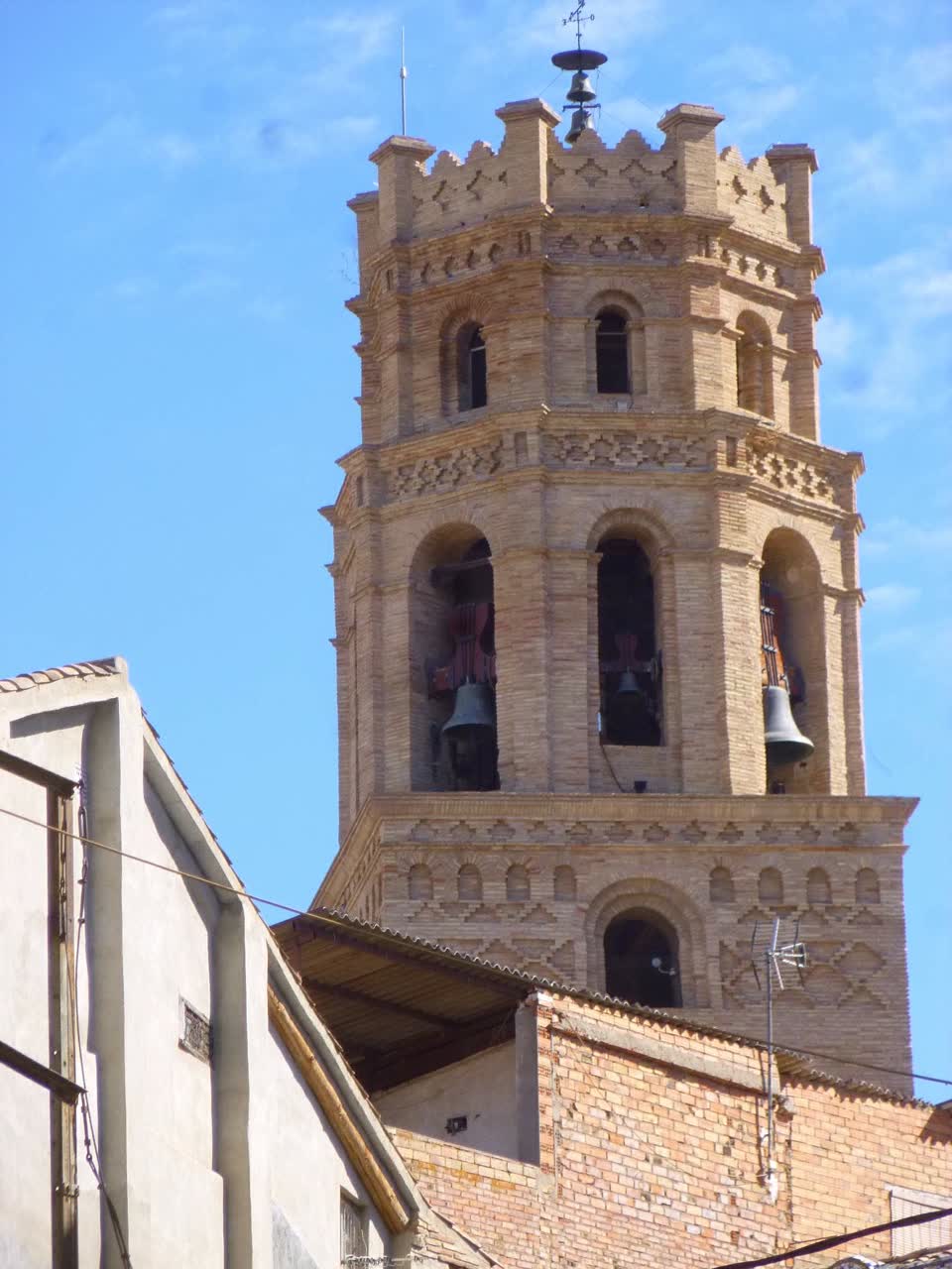 Torre de la catedral de Santa María del Romeral en Monzón